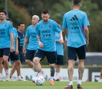 Messi trabajó a la par de sus compañeros en la previa al mistoso del jueves
