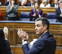 Pedro Sánchez aplaude tras ser rechazada la moción de censura de Vox. (Fuente: EFE) (Fuente: EFE) (Fuente: EFE)