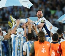 Messi es levantado en andas por sus compañeros (Fuente: Fotobaires) (Fuente: Fotobaires) (Fuente: Fotobaires)