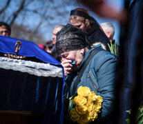 Familiares lloran a un soldado ucraniano muerto en Batalla. (Fuente: AFP) (Fuente: AFP) (Fuente: AFP)
