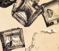 Imagen de un halita, un tipo de cristal de sal que se encuentra tanto en nuestro planeta, como en Marte y en meteoritos. (Créditos: Ximena Abrevaya)