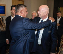 El presidente de la AFA y un abrazo con el presidente de la FIFA. (Fuente: Twitter Chiqui Tapia) (Fuente: Twitter Chiqui Tapia) (Fuente: Twitter Chiqui Tapia)