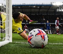Otra de las buenas atajadas de Dibu Martínez en la victoria ante Chelsea. (Fuente: AFP) (Fuente: AFP) (Fuente: AFP)