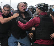 Sergio Berni luego de ser agredido a golpes en la protesta por el asesinato de Daniel Barrientos. (Fuente: AFP) (Fuente: AFP) (Fuente: AFP)