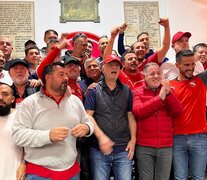 Grindetti, en el centro con gorra roja, cuando todo era felicidad por las elecciones. (Fuente: Télam) (Fuente: Télam) (Fuente: Télam)
