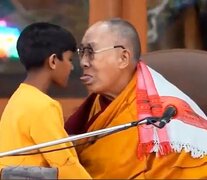 El Dalai Lama pidió disculpas por haber besado a un niño en la boca. Imagen: Captura de tv