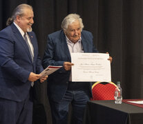 El rector de la UNQ, Alfredo Alfonso, junto a Pepe Mujica. (Fuente: Gentileza UNQ) (Fuente: Gentileza UNQ) (Fuente: Gentileza UNQ)