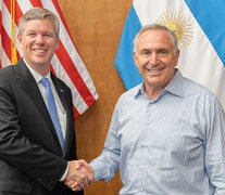 Marc Stanley (en camisa), embajador de EEUU, y Christopher Hanson, titular de la comisión reguladora nuclear.