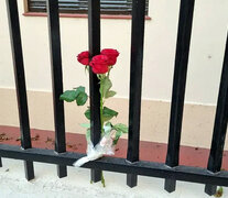 Las rosas en la reja de la nueva sede de la UIF Rosario.