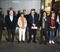 Axel Kicillof, junto a Agustín Rossi y otros dirigentes del PJ, habló en la puerta de la sede partidaria.  (Fuente: Télam) (Fuente: Télam) (Fuente: Télam)