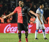 La alegría del goleador Abila y la contrariedad de Ordóñez (Fuente: Fotobaires) (Fuente: Fotobaires) (Fuente: Fotobaires)