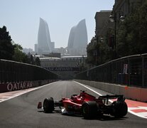 La Ferrari de Leclerc en el callejero de Baku. (Fuente: AFP) (Fuente: AFP) (Fuente: AFP)