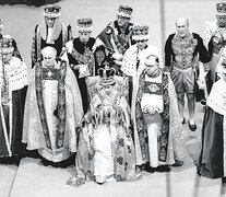La reina Isabel II sentada en el trono durante su coronación, en la Abadía de Westminster.  (Fuente: AFP) (Fuente: AFP) (Fuente: AFP)