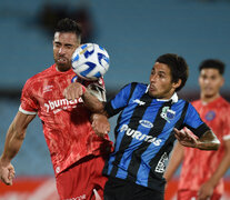 Avalos intenta cabecear ante la marca de Meli (Fuente: AFP) (Fuente: AFP) (Fuente: AFP)