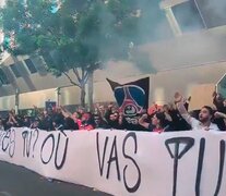 Los hinchas se convocaron frente al estadio y terminaron insultando a Messi (Fuente: Captura de TV) (Fuente: Captura de TV) (Fuente: Captura de TV)