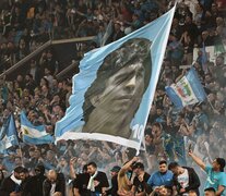 El Napoli campeón de Italia de la temporada 2022-2023. Y la bandera del ídolo máximo Diego Maradona entre los tifosi. (Fuente: AFP) (Fuente: AFP) (Fuente: AFP)