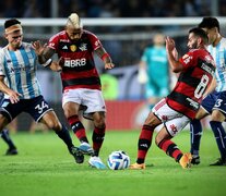 Vidal intenta maniobrar ante Mura. Racing sacó un puntazo ante Flamengo (Fuente: Fotobaires) (Fuente: Fotobaires) (Fuente: Fotobaires)