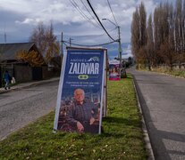 Cartel de un candidato a consejero constitucional en Coyhaique, Región de Aysén. (Fuente: EFE) (Fuente: EFE) (Fuente: EFE)