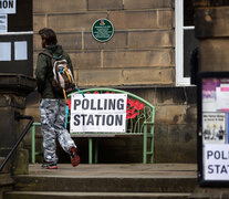 Un elector acude a un centro de votación en la localidad de Holmfirth. (Fuente: EFE) (Fuente: EFE) (Fuente: EFE)