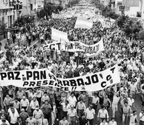 La marcha por &amp;quot;Paz, Pan y Trabajo&amp;quot; que convocó Saúl Ubaldini el 30 de marzo de 1982. (Fuente: Télam) (Fuente: Télam) (Fuente: Télam)