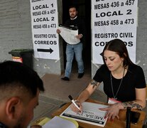 Preparativos en un centro de votación en el Estadio Nacional de Santiago. (Fuente: AFP) (Fuente: AFP) (Fuente: AFP)