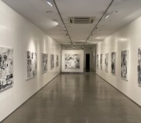 Vista parcial de la exposición de Eduardo Stupía en la galería Jorge Mara. Abajo: Técnicas mixtas sobre tela, de Eduardo Stupía.