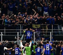 Lautaro Martínez festeja su gol con los hinchas &amp;quot;neroazzurri&amp;quot; que le dio el pase al Inter a la final de la Champions League. (Fuente: AFP) (Fuente: AFP) (Fuente: AFP)