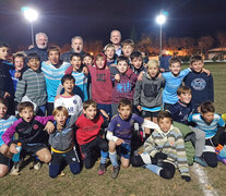 El senador nacional Marcelo Lewandowski y el senador provincial Miguel Rabbia visitando un club. 