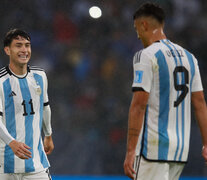 Alejo Véliz festeja su gol, el primero de Argentina ante Uzbekistán, junto a Matías Soulé.  (Fuente: AFP) (Fuente: AFP) (Fuente: AFP)