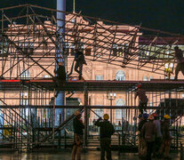 La Plaza de Mayo amaneció con estructuras metálicas y un escenario en las puertas de la Rosada. (Fuente: NA) (Fuente: NA) (Fuente: NA)