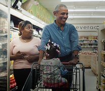 Obama haciendo compras de supermercado en el documental de Netflix. (Fuente: Netflix) (Fuente: Netflix) (Fuente: Netflix)