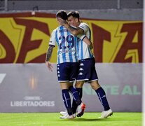 Reniero se saluda con Moreno luego de su gol (Fuente: NA) (Fuente: NA) (Fuente: NA) (Fuente: NA)