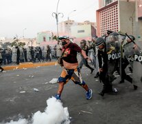 Un manifestante enfrenta a policías durante una protesta en el centro de Lima.  (Fuente: Xinhua) (Fuente: Xinhua) (Fuente: Xinhua)