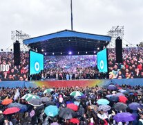 La multitud frente al escenario montada en Plaza de Mayo, el jueve.  (Fuente: Twitter Mayra Mendoza) (Fuente: Twitter Mayra Mendoza) (Fuente: Twitter Mayra Mendoza)