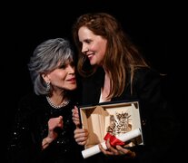 Jane Fonda le entrega la Palma de Oro a Justine Triet por &amp;quot;Anatomía de una caída&amp;quot;. (Fuente: AFP) (Fuente: AFP) (Fuente: AFP)