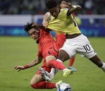 El delantero de Ecuador Nilson Angulo disputa el balón con el coreano Hyunbin Park. (Fuente: EFE) (Fuente: EFE) (Fuente: EFE)