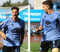 Pereira y Vegetti celebran el segundo gol de Belgrano (Fuente: Télam) (Fuente: Télam) (Fuente: Télam)
