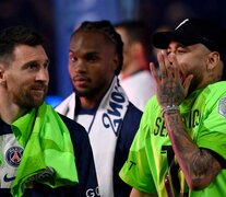 Complicidad. Neymar lanza el chiste y Messi intenta poner cara de póquer durante los festejos del sábado (Fuente: AFP) (Fuente: AFP) (Fuente: AFP)