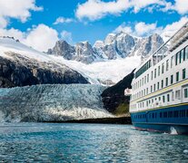 Este es el Stella Australis. El único barco turistico que cruza el estrecho de Magallanes, es chileno y sale de punta Arenas.