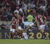Todo Flamengo celebra el gol de Victor Hugo, que puso cifras definitivas al partido (Foto: AFP).