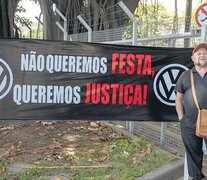 Protesta frente a la fábrica de Volkwagen en Sao Bernardo por las víctimas de la dictadura.