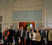 Bauer, Rodenas, Cleri y Sukerman junto a integrantes de la comisión directiva del teatro. (Fuente: Sebastián Vargas) (Fuente: Sebastián Vargas) (Fuente: Sebastián Vargas)