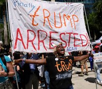 Manifestantes en contra de Trump protestan frente al juzgado de Miami. (Fuente: AFP) (Fuente: AFP) (Fuente: AFP)