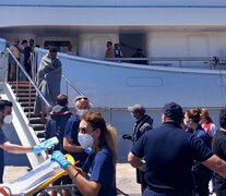 Personal médico recibe a los sobrevivientes del naufragio en Kalamata. (Fuente: EFE) (Fuente: EFE) (Fuente: EFE)