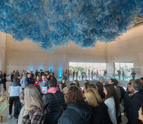 El hall de entrada impacta con &amp;quot;Un año de aire&amp;quot;, de Esteban Alvarez.