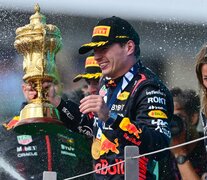 Verstappen levanta la el trofeo en Gran Bretaña (Fuente: AFP) (Fuente: AFP) (Fuente: AFP)