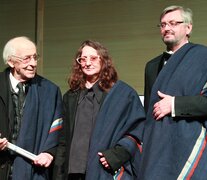 Antín, Martel y Loznitsa con sus ponchos salteños, distinción del FIC.UBA. (Fuente: Jorge Larrosa) (Fuente: Jorge Larrosa) (Fuente: Jorge Larrosa)