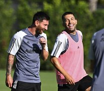 Lionel Messi se divierte con su nuevo compañero y viejo amigo, Jordi Alba (Fuente: AFP) (Fuente: AFP) (Fuente: AFP)