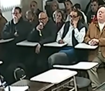 Antonio Marcos Ochoa Albornoz, en el centro de cinco acusados, con el micrófono en la mano. (Fuente: Captura de vídeo ) (Fuente: Captura de vídeo ) (Fuente: Captura de vídeo )