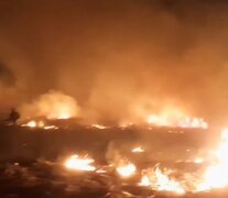 El incendio en Ensenada se desató el sábado por la tarde y los bomberos continúan combatiéndolo. (Foto: captura de video)